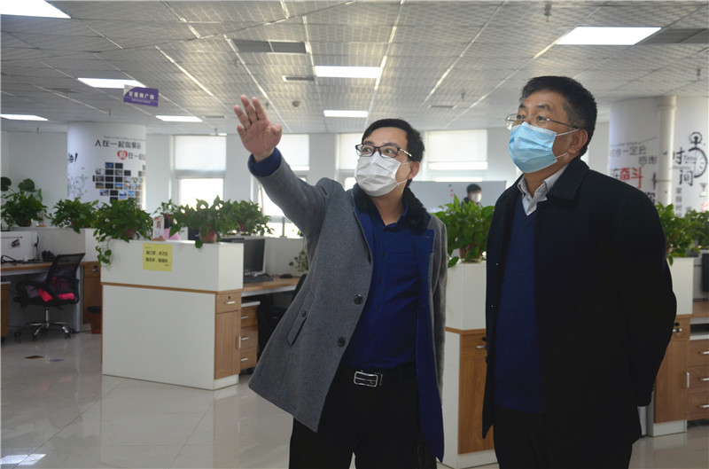 中共安陽市委統(tǒng)戰(zhàn)部副部長、市工商聯(lián)黨組書記郭洪俠一行調(diào)研安陽青峰防疫工作和復工復產(chǎn)情況