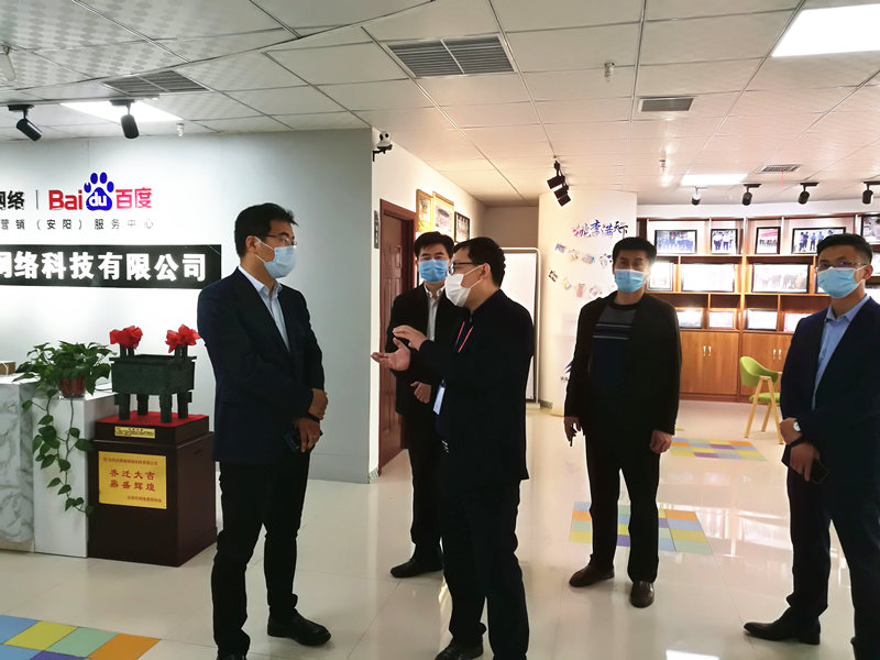 安陽市商務(wù)局副局長張躍勇，攜同天津伍創(chuàng)電子商務(wù)有限公司李富民一行蒞臨安陽青峰網(wǎng)絡(luò)參觀指導(dǎo)?。?>
                        </a>
                    </div>
                </div>
                <div   id=